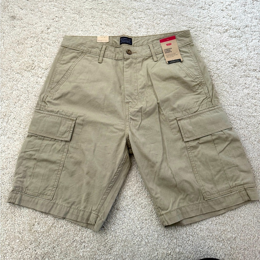 NWT. Levi’s Men’s Cargo Shorts.